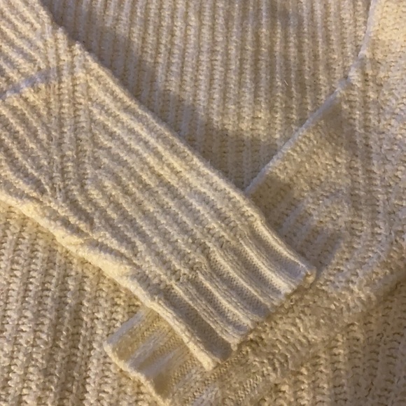 AMERICAN EAGLE OUTFITTERS- Sweater - Picture 3 of 4